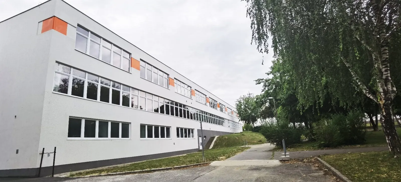 Árpád Fejedelem Gimnázium és Általános Iskola, Pécs – műanyag ablak, alumínium függönyfal