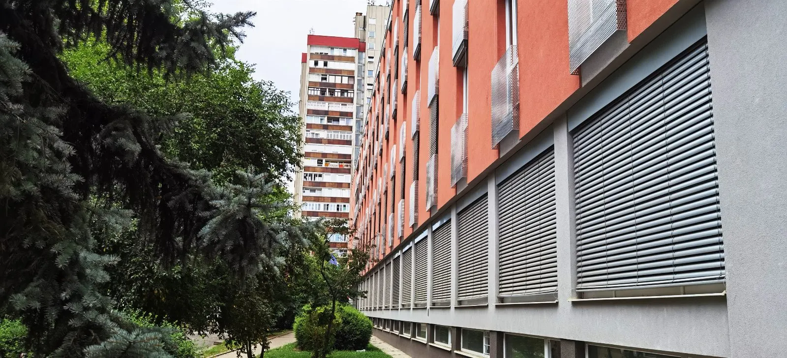 Veress Endre Utcai Rendelőintézet, Pécs – műanyag ablak, zsaluzia (5/7. kép)