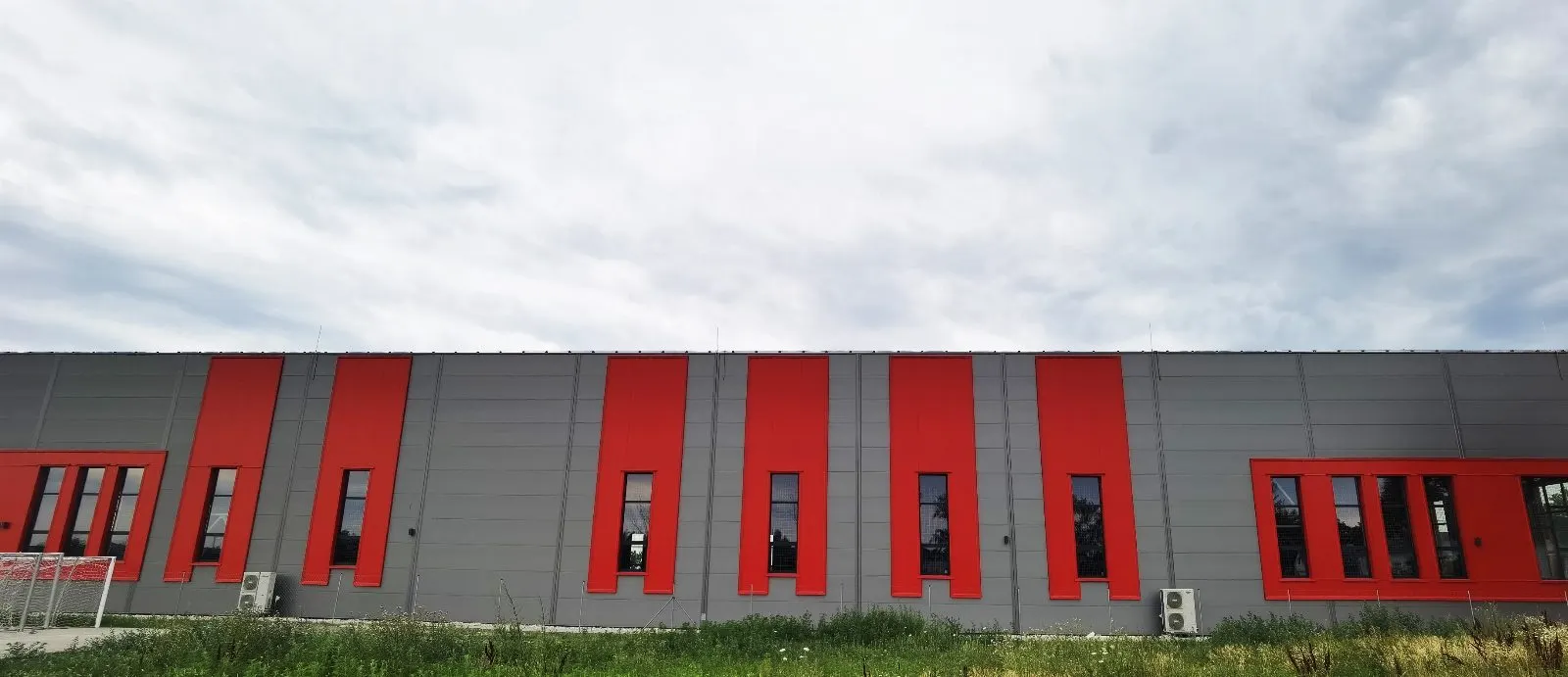 PMFC Dárdai Pál Futballakadémia, Pécs – alumínium ablak, alumínium ajtó, zsaluzia (2/6. kép)