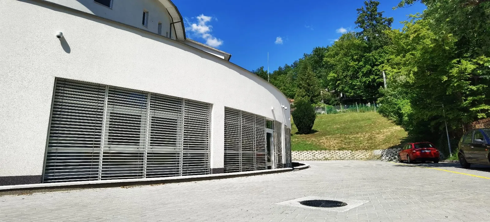 Ambient Hotel, Komló, Sikonda – alumínium függönyfal, zsaluzia
