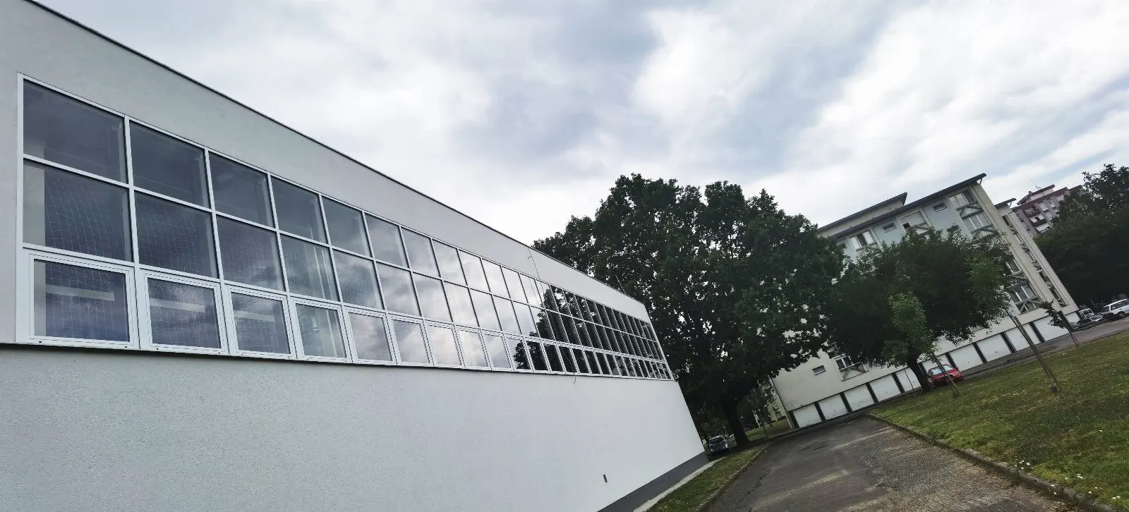 Árpád Fejedelem Gimnázium és Általános Iskola, Pécs – műanyag ablak, alumínium függönyfal (3/5. kép)