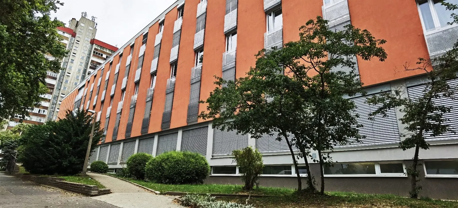 Veress Endre Utcai Rendelőintézet, Pécs – műanyag ablak, zsaluzia (4/7. kép)