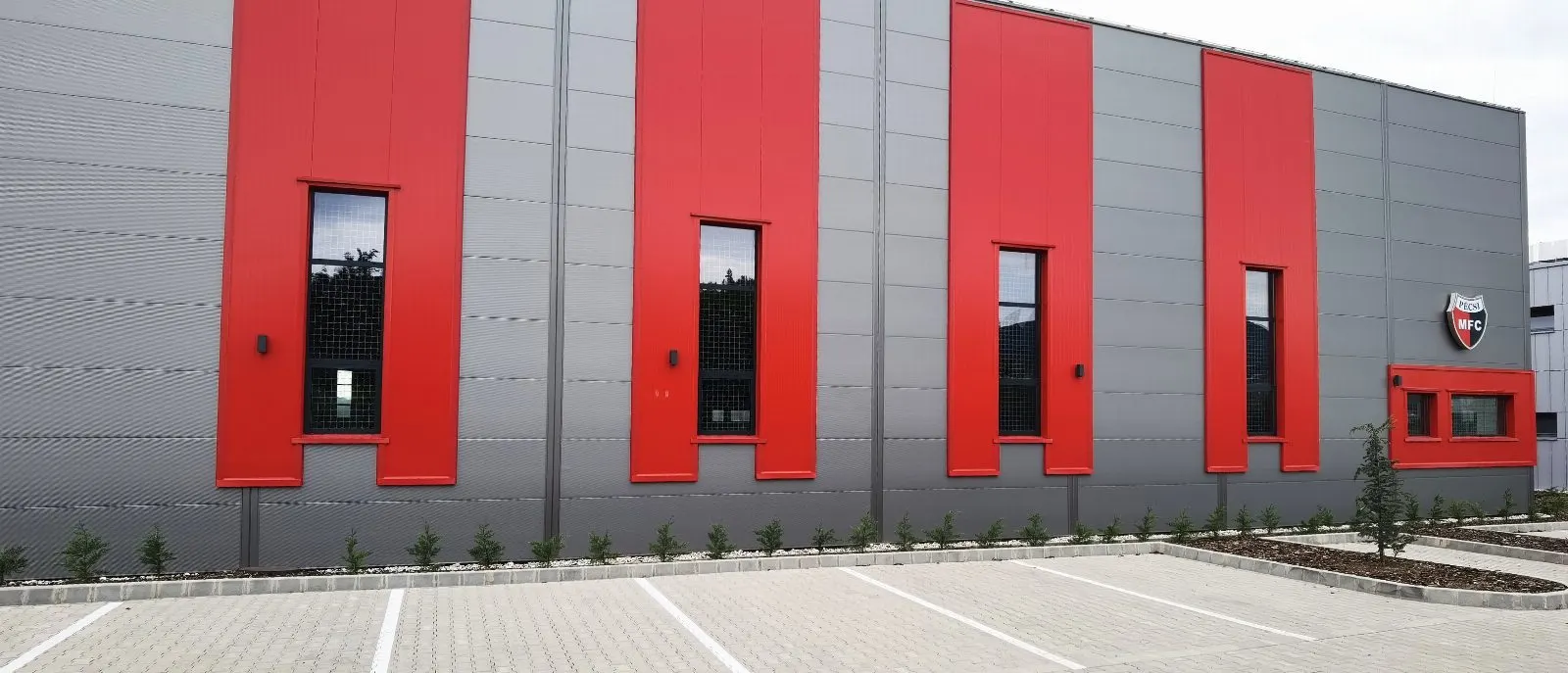 PMFC Dárdai Pál Futballakadémia, Pécs – alumínium ablak, alumínium ajtó, zsaluzia (6/6. kép)