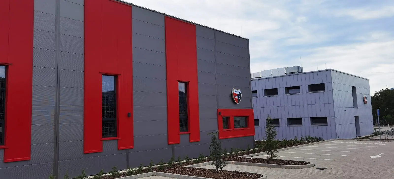 PMFC Dárdai Pál Futballakadémia, Pécs – alumínium ablak, alumínium ajtó, zsaluzia (4/6. kép)