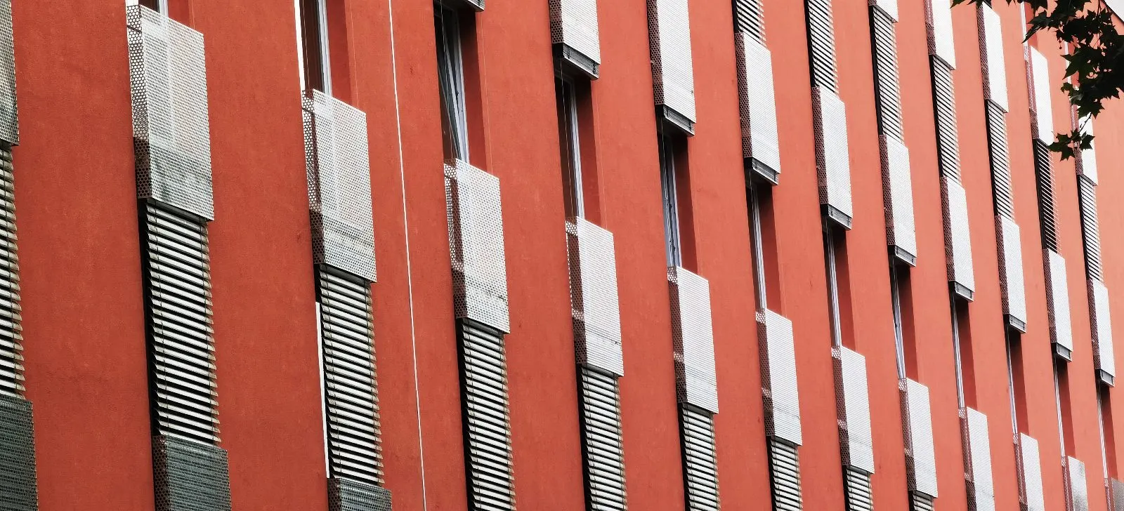 Veress Endre Utcai Rendelőintézet, Pécs – műanyag ablak, zsaluzia (2/7. kép)