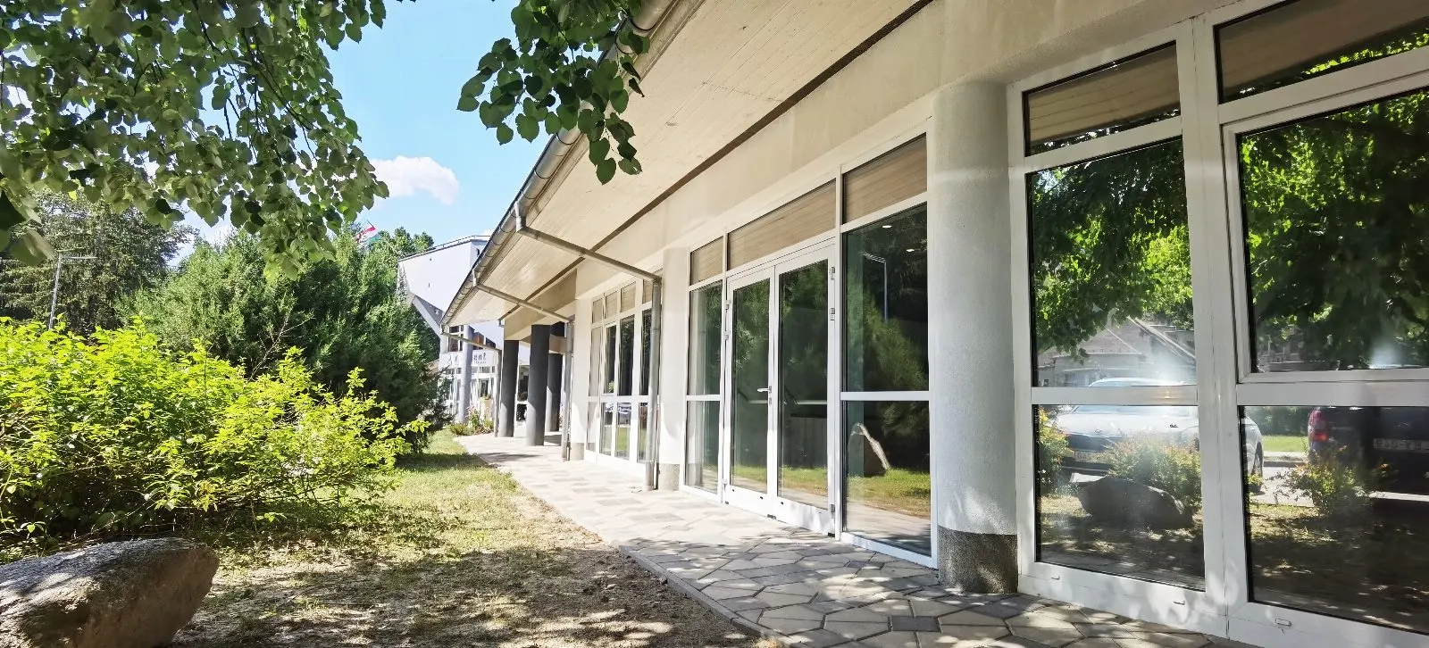 Ambient Hotel, Komló, Sikonda – alumínium függönyfal, zsaluzia (3/3. kép)