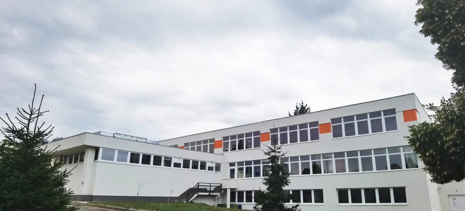 Árpád Fejedelem Gimnázium és Általános Iskola, Pécs – műanyag ablak, alumínium függönyfal (1/5. kép)