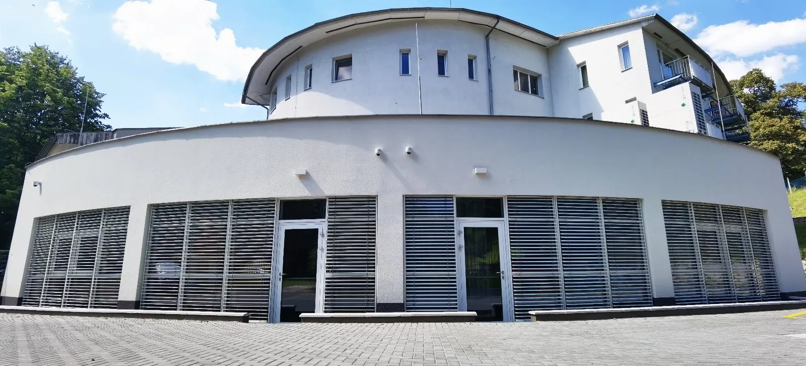 Ambient Hotel, Komló, Sikonda – alumínium függönyfal, zsaluzia (2/3. kép)