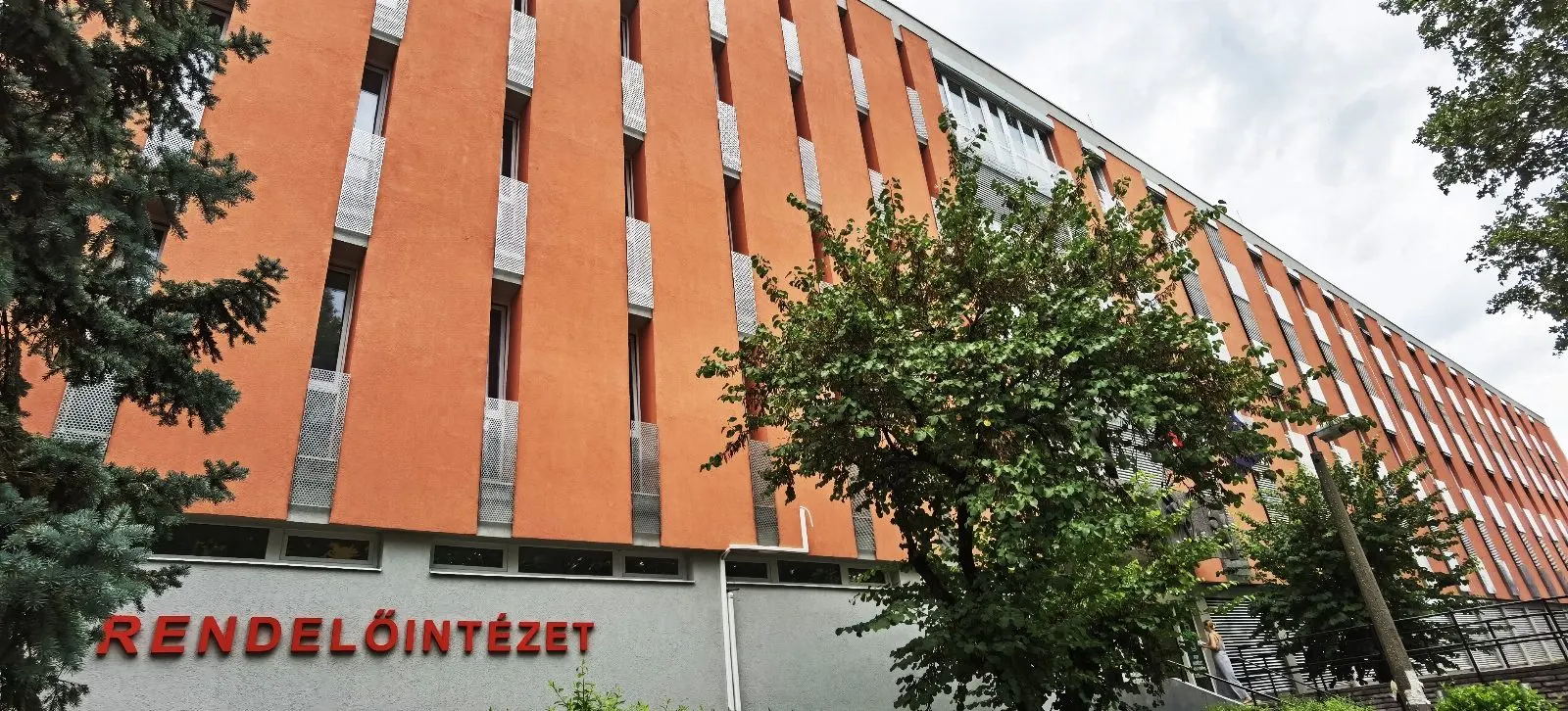 Veress Endre Utcai Rendelőintézet, Pécs – műanyag ablak, zsaluzia