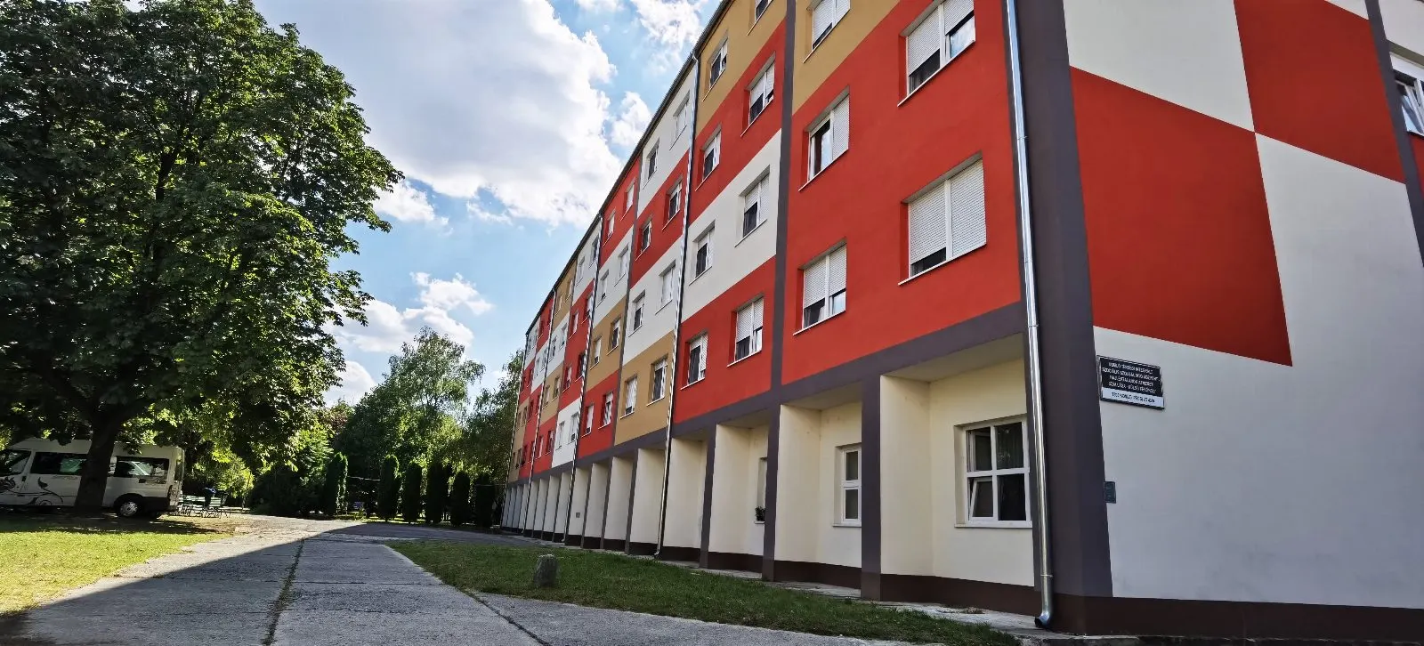 Szent Borbála Idősek Otthona, Komló – műanyag ablak, redőny, szekcionált garázskapu (2/5. kép)