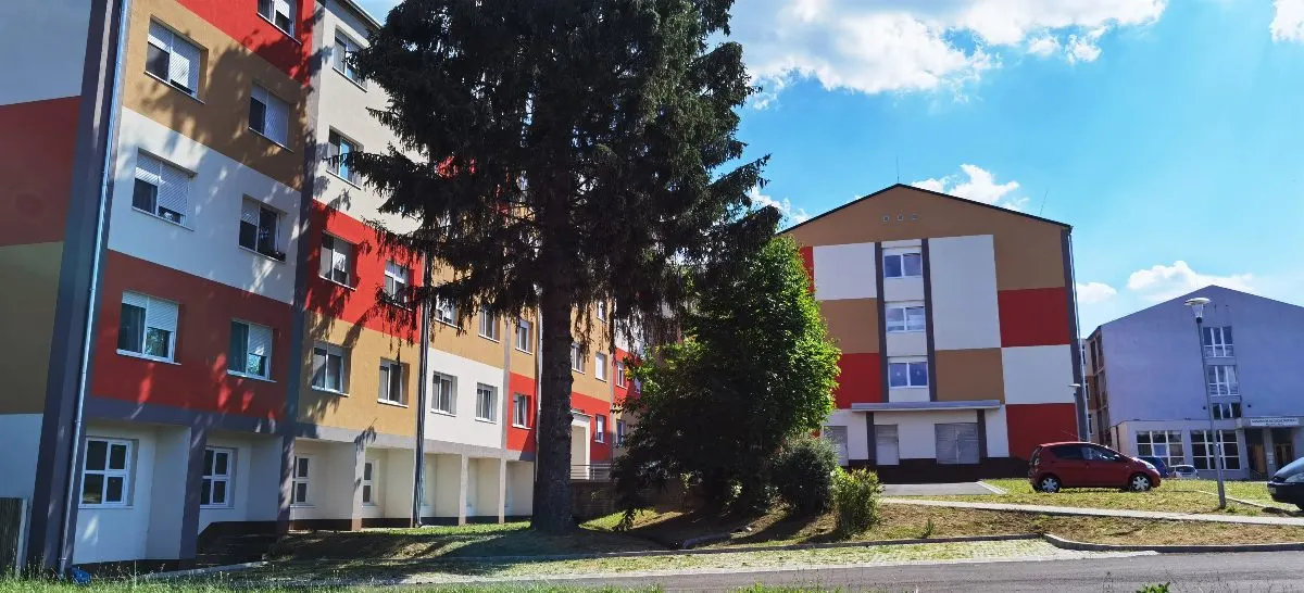 Szent Borbála Idősek Otthona, Komló – műanyag ablak, redőny, szekcionált garázskapu
