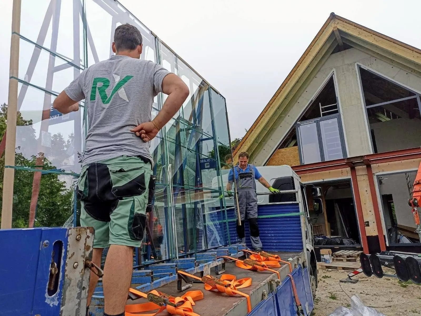 Családi ház, Balatonfűzfő – alumínium ablak, üvegfal, pókdaru (1/9. kép)