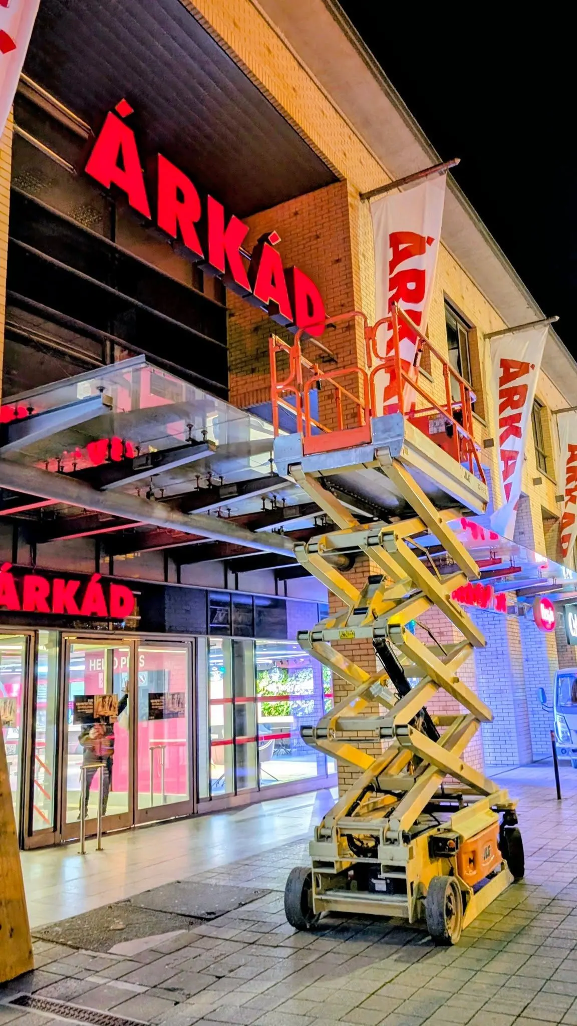 Árkád, Pécs – üvegtető, pókdaru (2/6. kép)