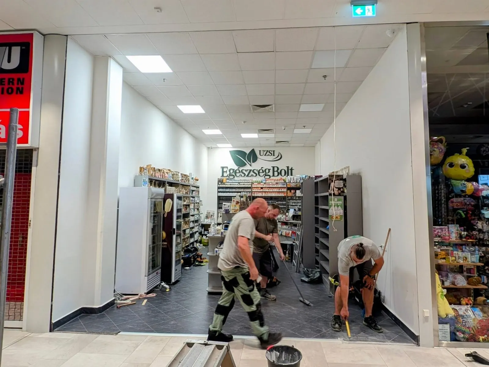 Pécs Pláza, Pécs – üvegfal, motoros boltrács (3/9. kép)