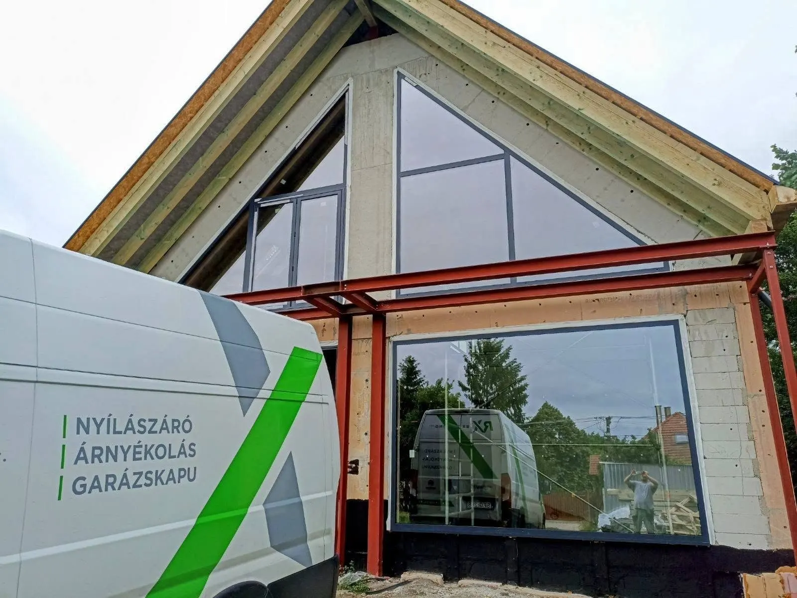 Családi ház, Balatonfűzfő – alumínium ablak, üvegfal, pókdaru (9/9. kép)