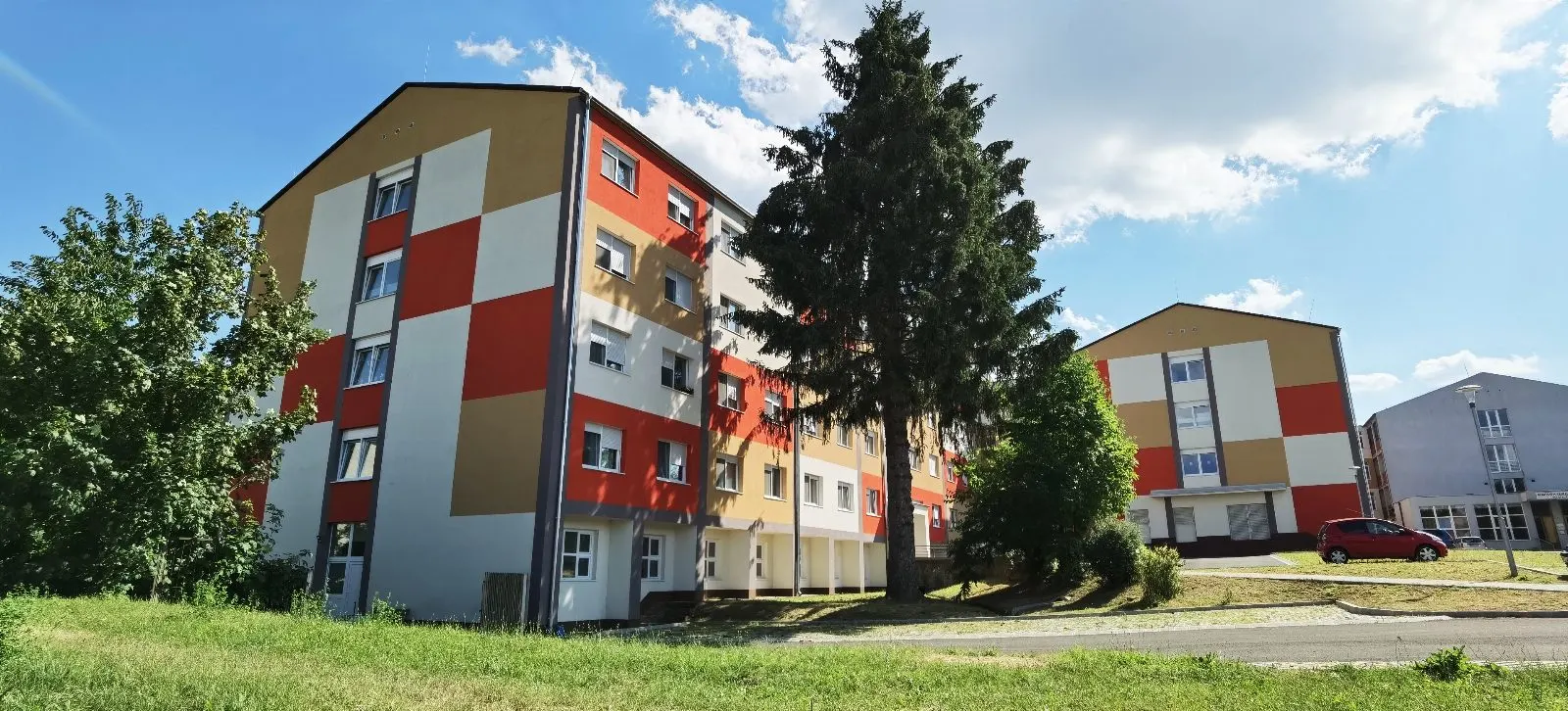 Szent Borbála Idősek Otthona, Komló – műanyag ablak, redőny, szekcionált garázskapu (1/5. kép)