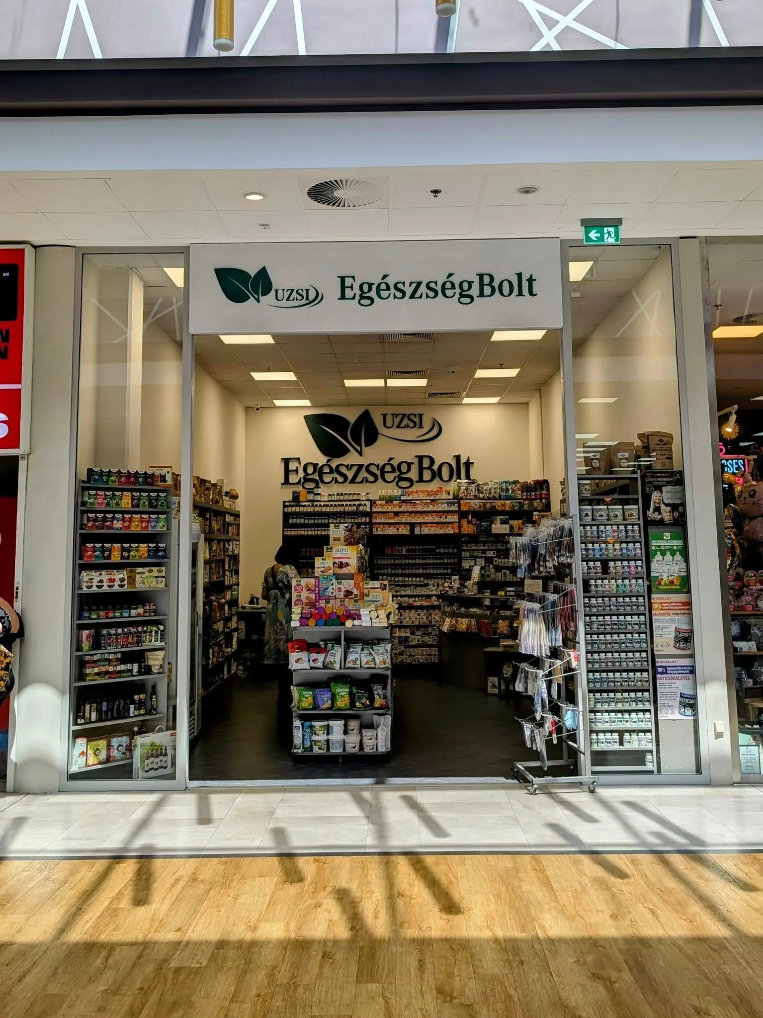 Pécs Pláza, Pécs – üvegfal, motoros boltrács (7/9. kép)