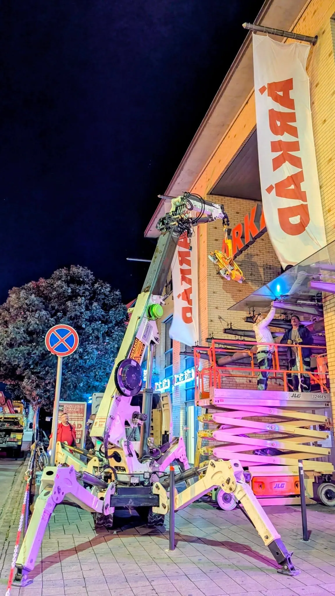 Árkád, Pécs – üvegtető, pókdaru (6/6. kép)
