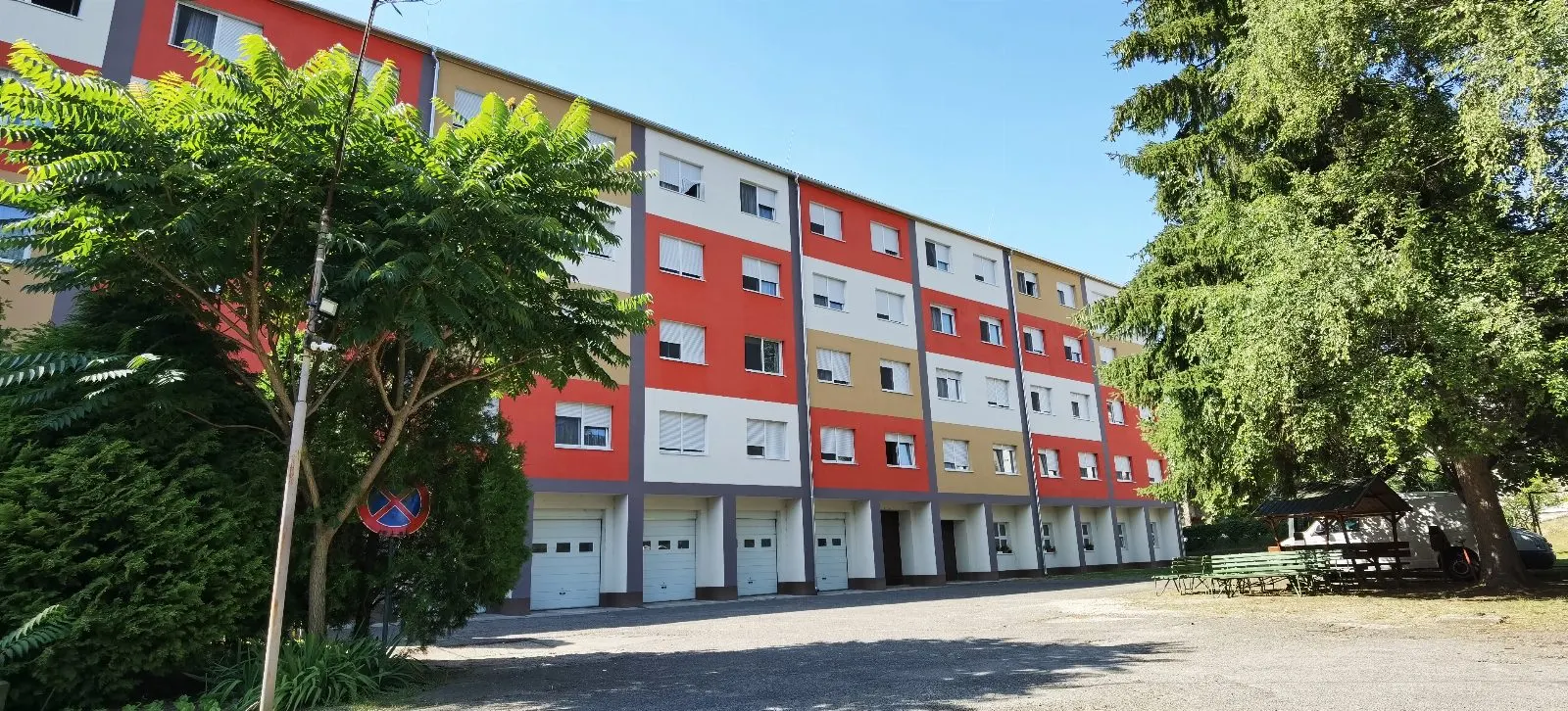 Szent Borbála Idősek Otthona, Komló – műanyag ablak, redőny, szekcionált garázskapu (5/5. kép)