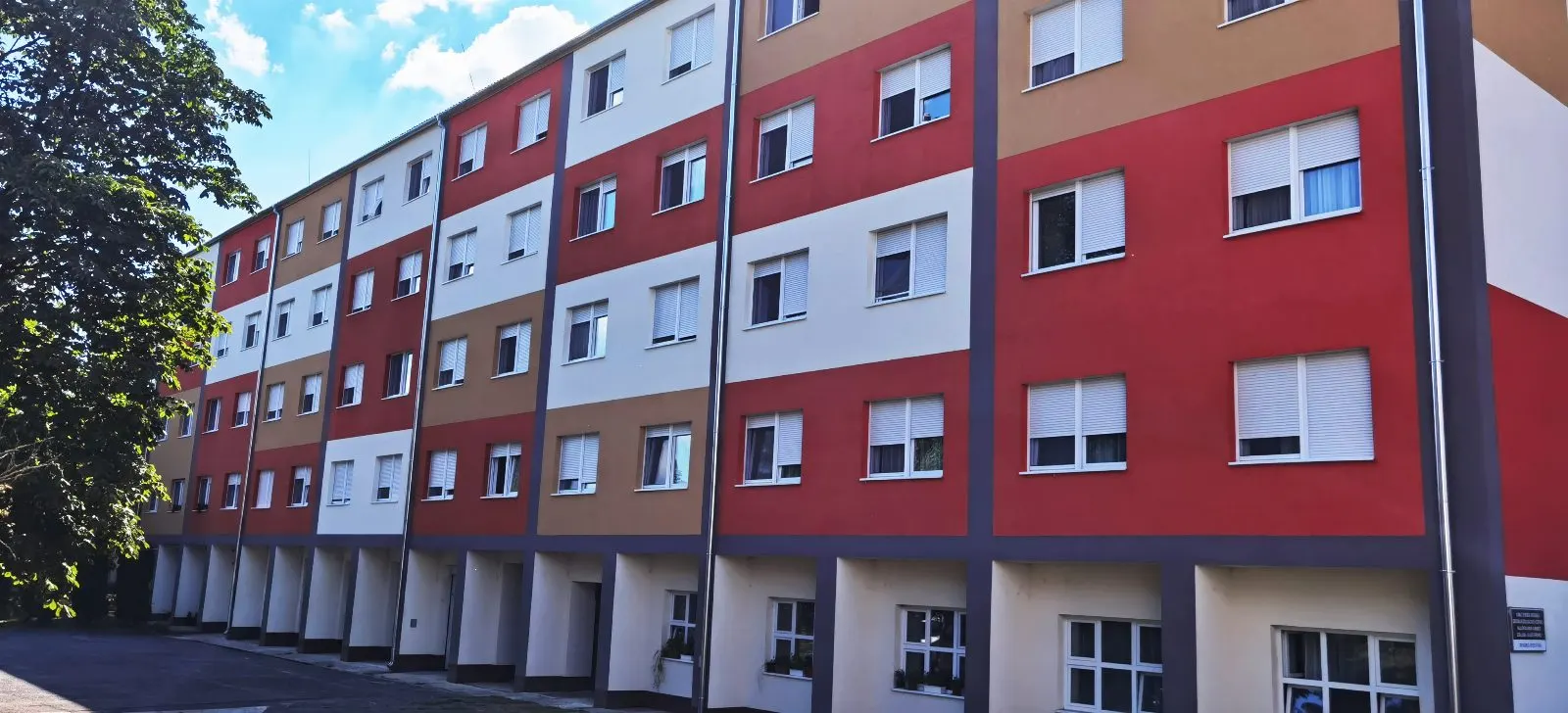 Szent Borbála Idősek Otthona, Komló – műanyag ablak, redőny, szekcionált garázskapu (4/5. kép)