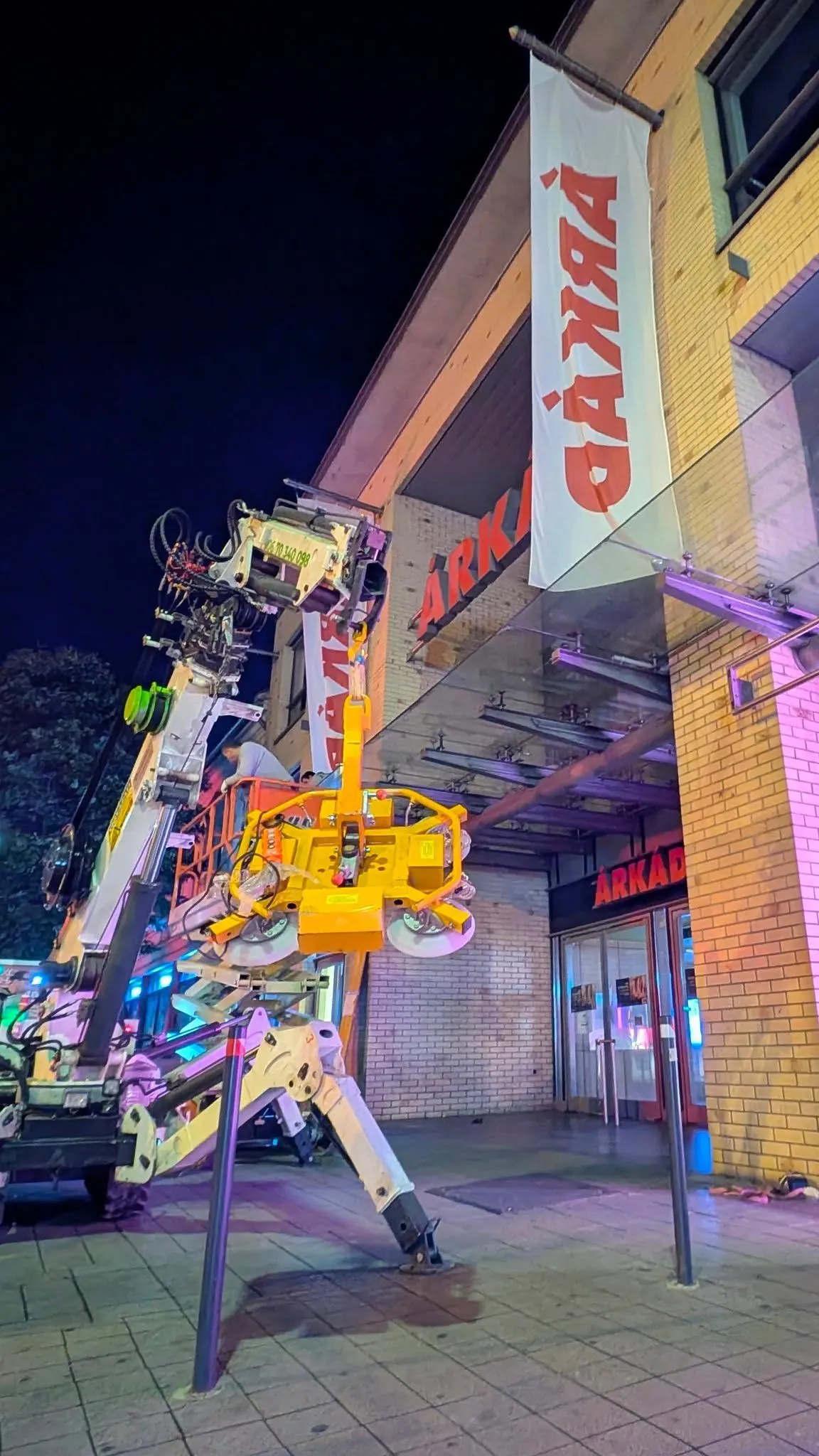 Árkád, Pécs – üvegtető, pókdaru (3/6. kép)