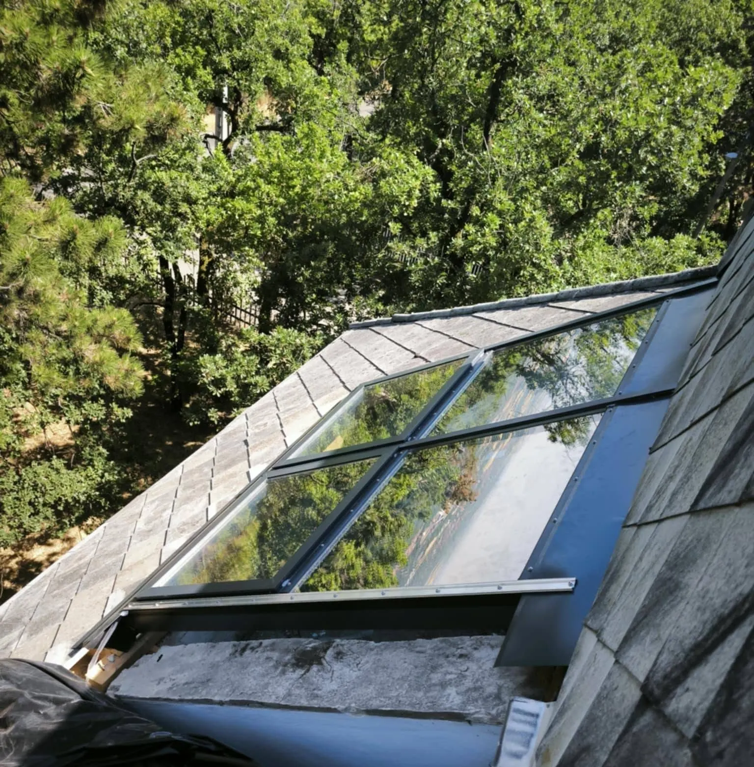 Családi ház, Pécs – alumínium függönyfal, tetőbevilágító
