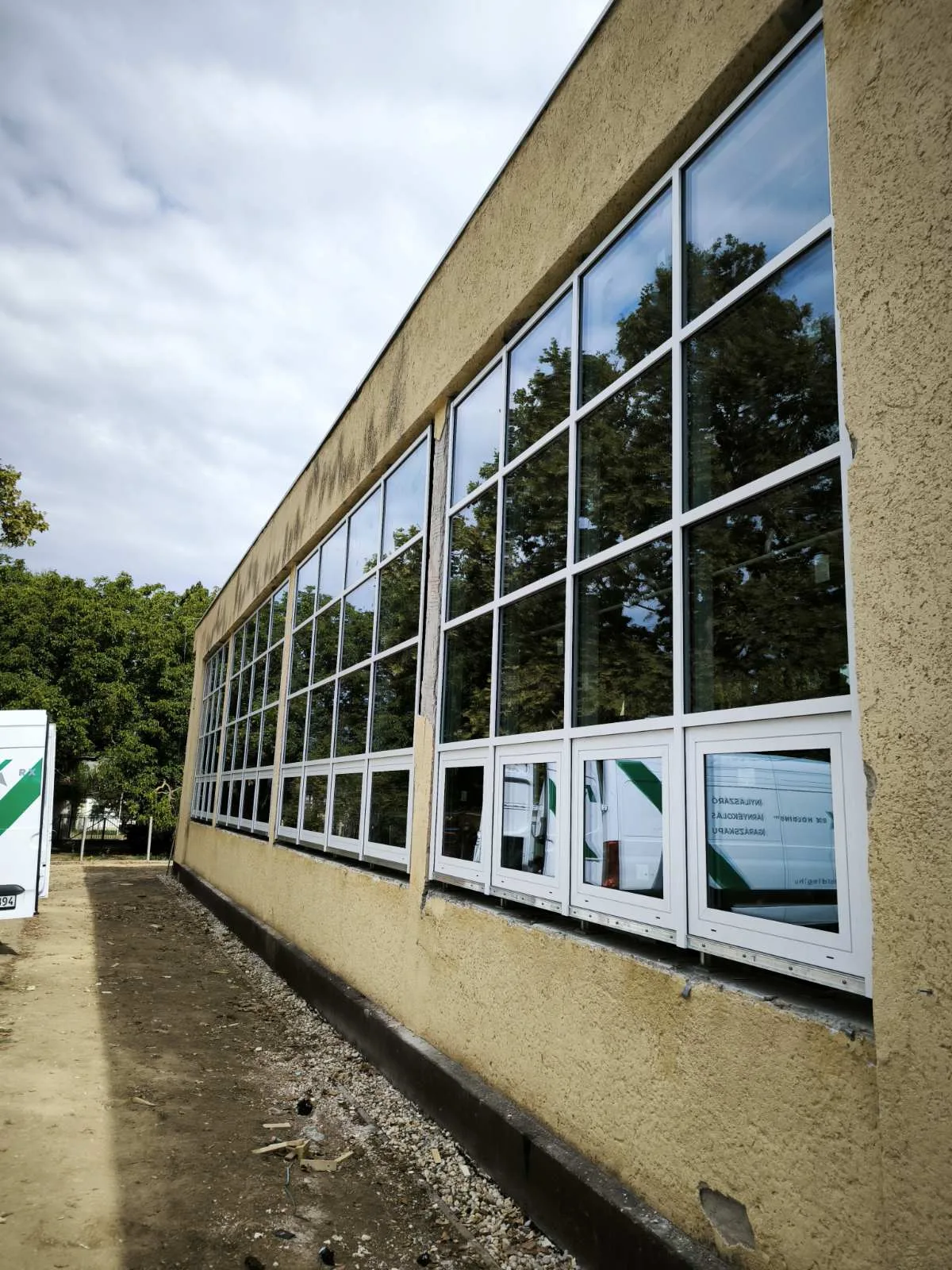 József Attila Általános Iskola, Balatonszárszó – alumínium függönyfal, alumínium ablak (13/13. kép)