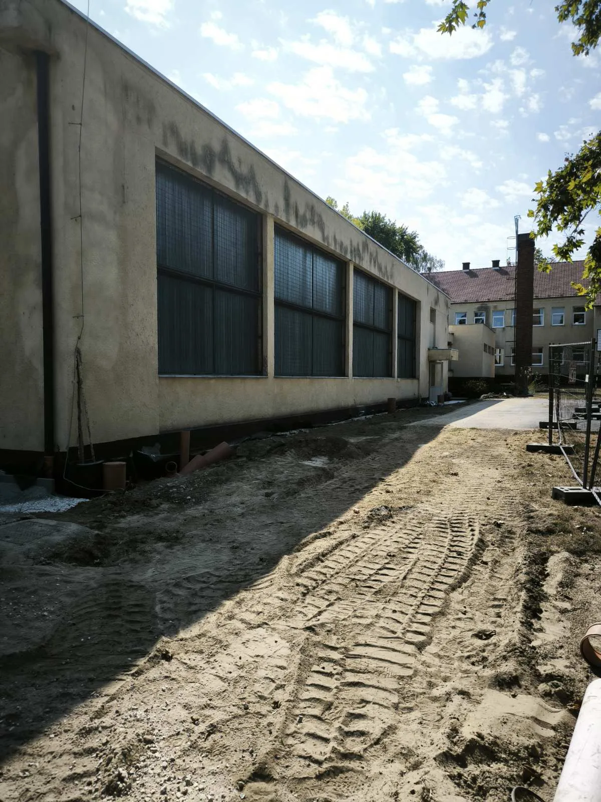 József Attila Általános Iskola, Balatonszárszó – alumínium függönyfal, alumínium ablak (1/13. kép)