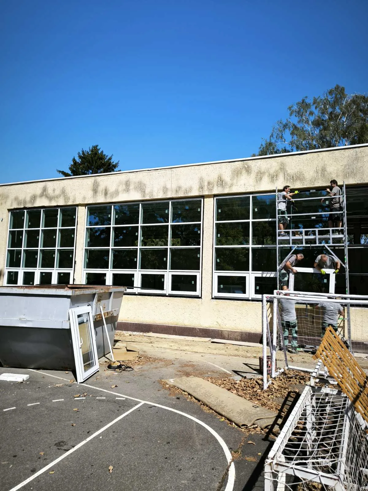József Attila Általános Iskola, Balatonszárszó – alumínium függönyfal, alumínium ablak (7/13. kép)